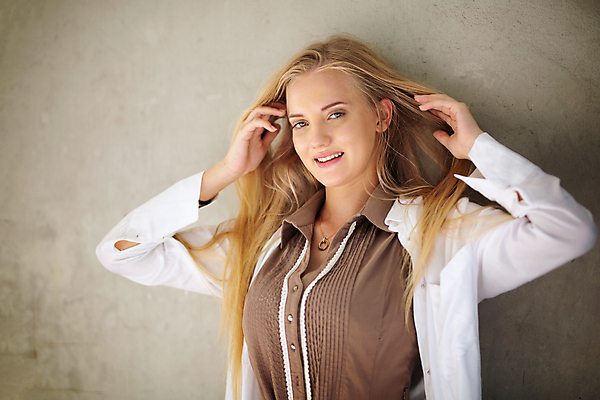 포토 JPG 해외이미지 백인 모델 1 학생 응시 여자 행복 유럽 얼굴 포즈 백그라운드 셔츠 비즈니스 청소년 벽돌 한명 서기 미소 사람 두명 가로 여름 금발 우주 흰색 청바지 도시 미녀 긍정 고립 여자만 성인여자한명만 성인만 카피스페이스 해외포토 서양인 헤어스타일 시선 계절 감정 나라 컬러 컨셉 상의 바지 모션 표정 신체부위 공백 미인 여자한명만 성인여자만 파일형식 이미지허브