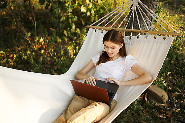 포토 JPG 해외이미지 주간 여자 여유 휴가 휴식 한명 상반신 성인 야외 앞모습 노트북 눕기 타이핑 해먹 성인여자한명만 해외포토 자연요소 1 감정 뷰포인트 컨셉 모션 사람 전자제품 침대 여자한명만 성인여자만 파일형식 이미지허브