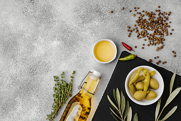 포토 JPG 해외이미지 식재료 회색배경 실내 사람없음 올리브오일 향신료 피클 백리향 월계수 통마늘 페페론치노 해외포토 백그라운드 고추 마늘 내부 회색 기름_음식 절임 향미료 파일형식 이미지허브
