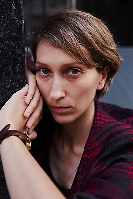 포토 JPG 해외이미지 백인 라이프스타일 응시 시선 여자 감정 얼굴 생각 짧은머리 거리 한명 서기 사람 정장 성인 야외 건물 빨간색 머리 재킷 도시 우아함 날씬함 체크무늬 문제 내추럴 혼자 스타일 해외포토 서양인 1 헤어스타일 건축물 옷 컬러 컨셉 무늬 모션 생활 신체부위 외투 몸매 파일형식 이미지허브