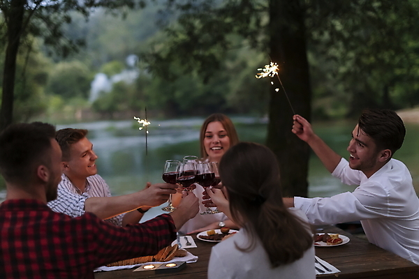 포토 JPG 해외이미지 여자 남자 음식 와인잔 폭죽 들기 여러명 상반신 성인 야외 강 파티 저녁식사 저녁 레드와인 즐거움 건배 성인만 해외포토 감정 다수 술잔 모션 사람 이벤트 와인 식사 야간 파일형식 이미지허브