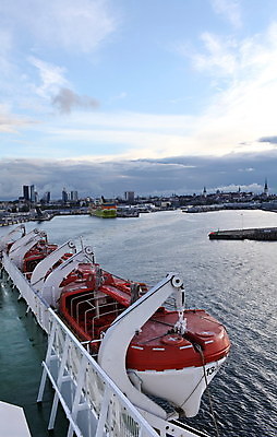 포토 JPG 해외이미지 파도 바다 여행 건축양식 하늘 아침 풍경 사람없음 건물 물 파란색 도시풍경 항구 도시 만 보트 크루즈 갑판 포트 스카이라인 네비게이션 에스토니아 해외포토 주간 자연요소 건축물 건축 유럽 컬러 배_교통 교통시설 파일형식 이미지허브