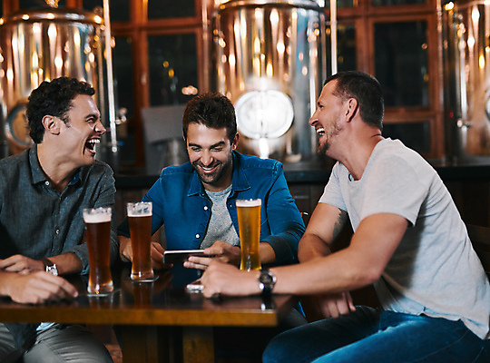 포토 JPG 해외이미지 라이프스타일 남자 행복 비즈니스 탁자 함께함 실내 앉기 상반신 성인 옆모습 세명 친구 우정 마시기 그룹 맥주잔 성인남자만 해외포토 감정 뷰포인트 가구 컨셉 술잔 관계 모션 사람 내부 생활 남자만 성인만 파일형식 이미지허브