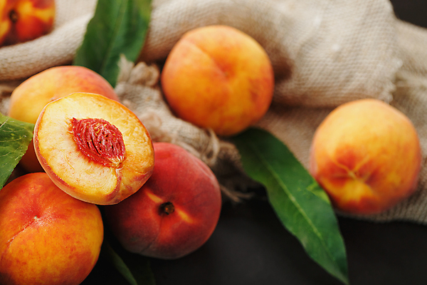 포토 JPG 해외이미지 검은배경 단면 나뭇잎 실내 사람없음 아웃포커스 달콤 슬라이스 복숭아 복숭아씨 해외포토 백그라운드 잎 과일 촬영기법 씨앗 내부 검은색 맛 파일형식 이미지허브