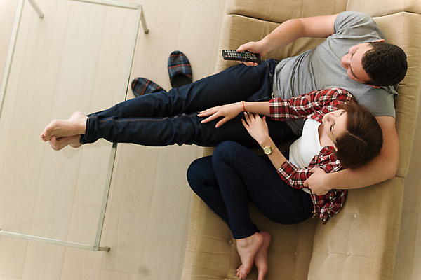 포토 JPG 해외이미지 전신 커플 여자 남자 여유 휴식 실내 들기 앉기 성인 두명 앞모습 소파 하이앵글 성인만 어깨에손 집콕 해외포토 감정 뷰포인트 컨셉 의자 관계 모션 사람 내부 신조어 파일형식 앳홈라이프 이미지허브