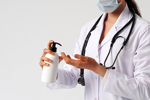 포토 JPG 해외이미지 여자 의학 청진기 실내 마스크 한명 들기 상반신 성인 옆모습 의사 흰배경 소독제 성인여자한명만 손소독제 해외포토 1 뷰포인트 백그라운드 의료기기 모션 사람 내부 의료진 흰색 여자한명만 성인여자만 파일형식 이미지허브