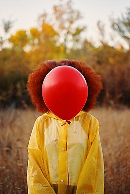 포토 JPG 해외이미지 여자 한명 서기 들기 상반신 성인 앞모습 풍선 얼굴가리기 성인여자한명만 해외포토 1 뷰포인트 모션 사람 가림 여자한명만 성인여자만 파일형식 이미지허브