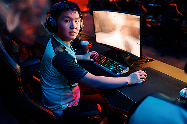 포토 JPG 해외이미지 남자 한명 상반신 성인 취미 옆모습 모니터 헤드셋 경쟁 게임 키보드 마우스 사이버 게이머 성인남자한명만 해외포토 1 뷰포인트 음향기기 컨셉 놀이 사람 컴퓨터 컴퓨터용품 헤드폰 남자한명만 성인남자만 파일형식 이미지허브