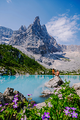 포토 JPG 해외이미지 주간 전신 꽃 호수 자연 하늘 서기 성인 야외 두명 이탈리아 돌산 성인만 해외포토 자연요소 식물 유럽 모션 산 사람 생태계 파일형식 이미지허브