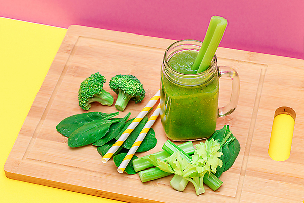 포토 JPG 해외이미지 빨대 사람없음 컵 초록색 하이앵글 신선 야채주스 브로콜리 시금치 샐러리 건강식 나무도마 그린푸드 비건음식 해외포토 식기 음식 뷰포인트 컬러 채소 도마 목재 주스 파일형식 비건 이미지허브