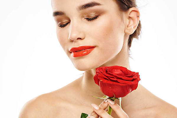 포토 JPG 해외이미지 백인 여자 포즈 한명 들기 상반신 성인 앞모습 화장 뷰티 장미 눈감음 성인여자한명만 해외포토 서양인 1 꽃 뷰포인트 모션 사람 여자한명만 성인여자만 파일형식 이미지허브