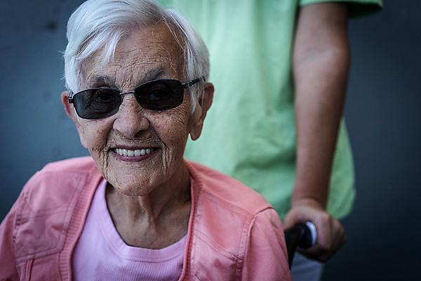 포토 JPG 해외이미지 백인 1 라이프스타일 응시 여자 노년 행복 유럽 할머니 얼굴 백그라운드 엄마 건강 한명 미소 사람 성인 야외 머리 검은색 회색 주름 은퇴 긍정 70대 80대 옛날 진짜 해외포토 서양인 시선 감정 나라 컬러 컨셉 가족 표정 생활 신체부위 파일형식 이미지허브