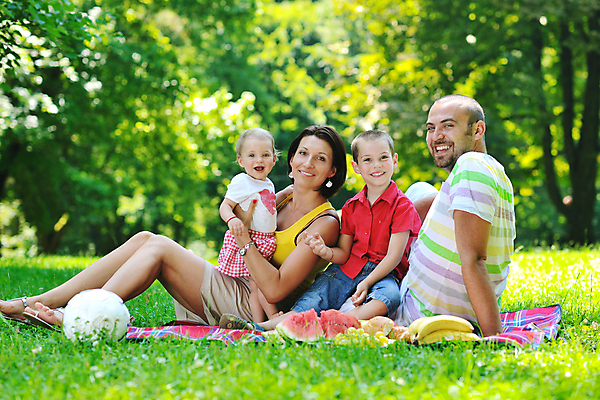 포토 JPG 해외이미지 주간 전신 백인 라이프스타일 공원 여자 남자 딸 행복 아들 어린이 안기 엄마 함께함 미소 소년 여러명 성인 야외 앞모습 옆모습 소풍 아기 아빠 해외포토 자연요소 서양인 공공시설 감정 뷰포인트 다수 컨셉 가족 모션 표정 사람 생활 야외활동 파일형식 이미지허브