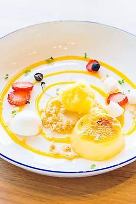 포토 JPG 해외이미지 접시 음식 백그라운드 과일 디저트 치즈 사람없음 초록색 파란색 노란색 파티 케이크 흰색 신선 달콤 맛 크림 열정 망고 무스 타르트 해외포토 식기 감정 빵 컬러 컨셉 유제품 이벤트 열대과일 파이_빵 파일형식 이미지허브