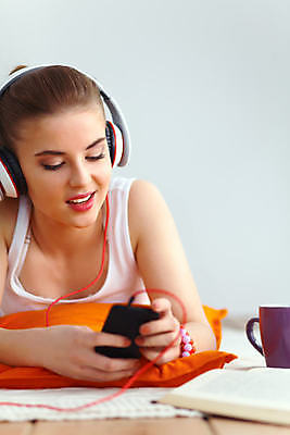 포토 JPG 해외이미지 백인 1 학생 여자 행복 음악 이어폰 베개 휴식 바닥 주택 실내 한명 미소 웃음 사람 성인 내부 목재 10대 책 컵 헤드폰 기쁨 듣기 표현 잡기 MP3 거짓말 플레이어 해외포토 서양인 나무 식기 감정 음향기기 컨셉 재료 침구 모션 청소년 문화예술 표정 건물 전자제품 파일형식 이미지허브