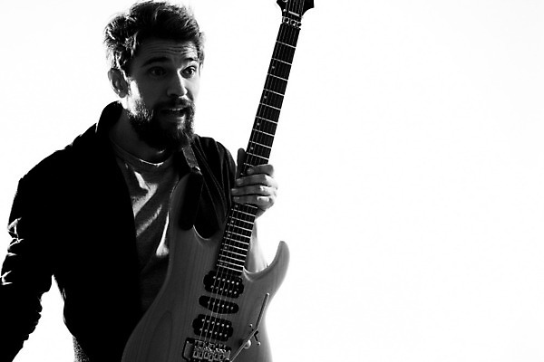 포토 JPG 해외이미지 남자 흑백 한명 상반신 성인 앞모습 기타 매기 기타리스트 로큰롤 락스타 성인남자한명만 해외포토 1 음악 뷰포인트 모션 현악기 촬영기법 사람 연주자 남자한명만 성인남자만 파일형식 이미지허브