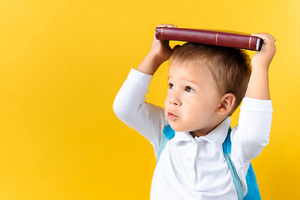 포토 JPG 해외이미지 백인 남자 어린이 남학생 실내 한명 들기 소년 상반신 앞모습 책 올려보기 노란배경 소년한명만 해외포토 서양인 1 학생 뷰포인트 백그라운드 모션 사람 내부 노란색 남자한명만 소년만 파일형식 이미지허브