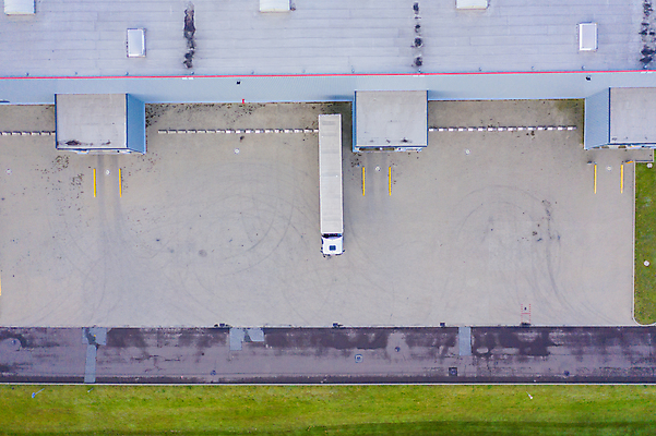 포토 JPG 해외이미지 유럽 산업 도로 비즈니스 공장 교통시설 자동차 독일 안테나 사람없음 화물 상품 컨테이너 창고 시설 상업 수납 짐차 무거움 트레일러 물류 폴란드 드론 분배 수입 조감도 해외포토 나라 길 육상교통 교통 통신 공업 운송업 무게 파일형식 이미지허브