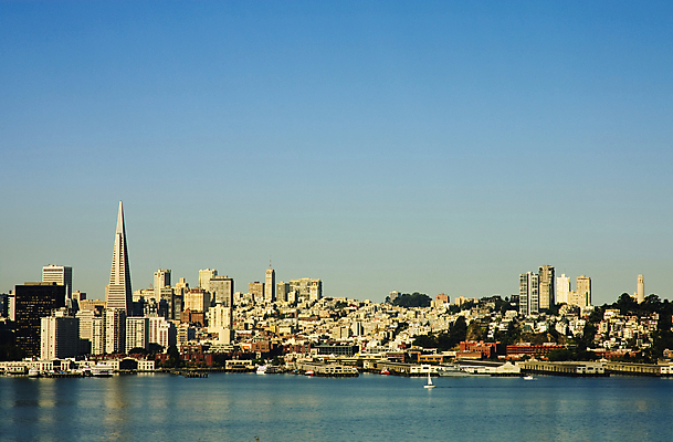 포토 JPG 해외이미지 여행 건축양식 아침 지붕 주택 항해 파노라마 풍경 사람없음 건물 빨간색 물 파란색 도시풍경 사무실 반사 교회 탑 항구 고층빌딩 미국 도시 만 보트 도심 옥상 캘리포니아 타운 스카이라인 샌프란시스코 해외포토 주간 자연요소 건축물 건축 컬러 북아메리카 배_교통 비즈니스 종교건축 교통시설 촬영기법 빌딩 파일형식 이미지허브