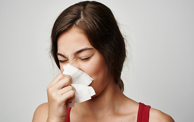 포토 JPG 해외이미지 여자 실내 건강 한명 상반신 성인 앞모습 눈감음 고통 가림 잡기 찡그림 화장지 질병 감염 알레르기 인플루엔자 재채기 성인여자한명만 해외포토 1 감정 뷰포인트 의학 모션 표정 사람 내부 바이러스 여자한명만 성인여자만 파일형식 이미지허브