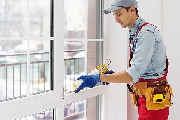 포토 JPG 해외이미지 남자 창문 실내 작업복 한명 들기 상반신 성인 옆모습 공구 작업 수리 집중 정비공 성인남자한명만 내려보기 해외포토 1 옷 뷰포인트 컨셉 모션 사람 내부 도구 기술자 남자한명만 성인남자만 파일형식 이미지허브
