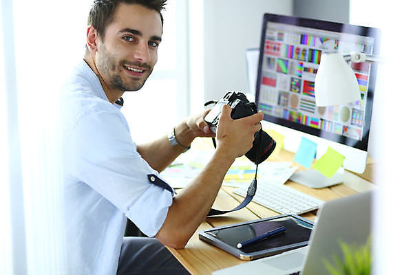 포토 JPG 해외이미지 직업 디자인 응시 남자 안경 백그라운드 인터넷 비즈니스 사람 앉기 사람없음 내부 그래픽 노트북 스마트폰 컴퓨터 사무실 유행 카메라 비즈니스맨 비즈니스우먼 기자 신문 잡지 작음 사진사 스마트 그림 경영자 부름 온라인 주인 이슈 표제 해외포토 시선 잡화 여자 컨셉 모션 간행물 전자제품 핸드폰 스마트기기 직장인 뉴스 크기 작가 리더 파일형식 이미지허브