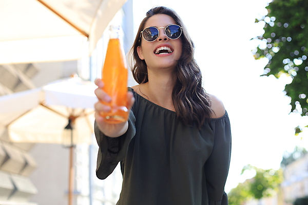 포토 JPG 해외이미지 주간 여자 음료 한명 들기 상반신 성인 야외 앞모습 선글라스 음료수병 성인여자한명만 해외포토 자연요소 1 안경 뷰포인트 모션 사람 병_담는 여자한명만 성인여자만 파일형식 이미지허브