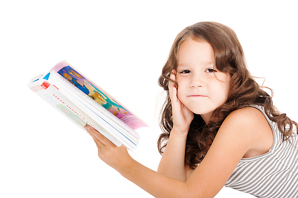 포토 JPG 해외이미지 백인 여자 어린이 엎드리기 실내 한명 상반신 옆모습 책 독서 턱괴기 파마 지루함 흰배경 소녀한명만 해외포토 서양인 1 헤어스타일 감정 뷰포인트 백그라운드 모션 사람 내부 흰색 여자한명만 소녀만 파일형식 이미지허브