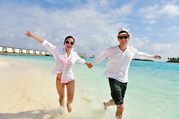 포토 JPG 해외이미지 주간 전신 라이프스타일 커플 여자 남자 데이트 팔벌리기 휴식 사랑 성인 해변 야외 두명 앞모습 여름 달리기 손잡기 맑음 성인만 해외포토 자연요소 계절 감정 바다 뷰포인트 컨셉 관계 모션 날씨 사람 생활 파일형식 이미지허브