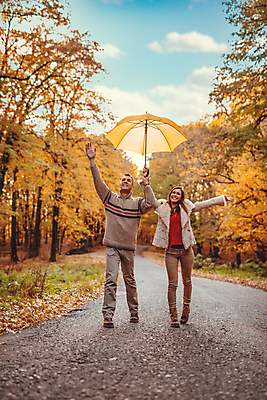 포토 JPG 해외이미지 전신 커플 공원 여자 남자 우산 들기 성인 두명 손들기 걷기 숲 성인만 해외포토 공공시설 관계 모션 사람 파일형식 이미지허브