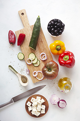 포토 JPG 해외이미지 접시 음식 토마토 채소 양파 오이 치즈 파프리카 도마 요리 사람없음 빨간색 세로 초록색 빛 컬러풀 노란색 주방 식사 샐러드 사발 칼 자르기 허브 향신료 준비 흰배경 올리브 레시피 후추 성분 그리스인 오레가노 인기 적양파 플랫레이 페타치즈 해외포토 서양인 식물 식기 열매 컬러 백그라운드 모션 주방용품 유제품 흰색 사기그릇 플랫 향미료 파일형식 이미지허브