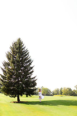 포토 JPG 해외이미지 백인 라이프스타일 커플 드레스 공원 여자 남자 꽃 행복 얼굴 결혼 백그라운드 밭 가족 관계 하늘 결혼식 남편 갈색머리 사랑 사람 성인 두명 뷰티 유행 놀람 낭만 흰색 화려 우아함 숲 순간 가문비나무 스타일 해외포토 서양인 나무 식물 헤어스타일 옷 공공시설 감정 컬러 컨셉 농업 표정 이벤트 생활 신체부위 파일형식 이미지허브