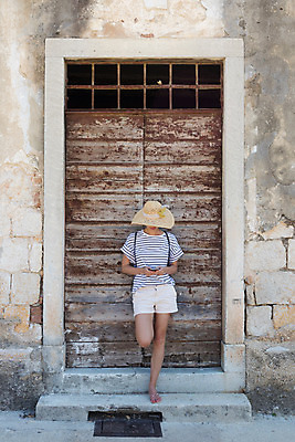 포토 JPG 해외이미지 전신 라이프스타일 외관 여자 행복 길 벽 여행 건축양식 반바지 창문 휴가 휴식 거리 항해 한명 건물 스마트폰 핸드폰 여행객 문 계단 수확 잡기 도시 우아함 밀짚모자 방문 타운 옛날 스타일 해외포토 모자_잡화 1 건축물 건축 감정 컨셉 농업 배_교통 바지 모션 사람 생활 전자제품 스마트기기 파일형식 이미지허브