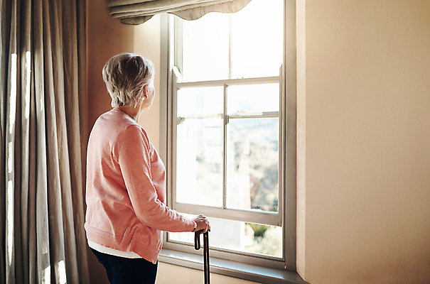 포토 JPG 해외이미지 응시 여자 노년 생각 창문 지팡이 실내 한명 서기 상반신 옆모습 잡기 노인여자한명만 해외포토 1 시선 뷰포인트 모션 사람 성인 내부 여자한명만 노인여자만 파일형식 이미지허브