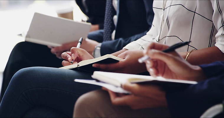 포토 JPG 해외이미지 손 여자 남자 비즈니스 실내 들기 앉기 정장 상반신 성인 옆모습 아웃포커스 신체부위 세명 펜 다이어리 기록 비즈니스맨 비즈니스우먼 세미나 성인만 해외포토 옷 뷰포인트 모션 촬영기법 사람 내부 필기구 사무용품 직장인 파일형식 이미지허브