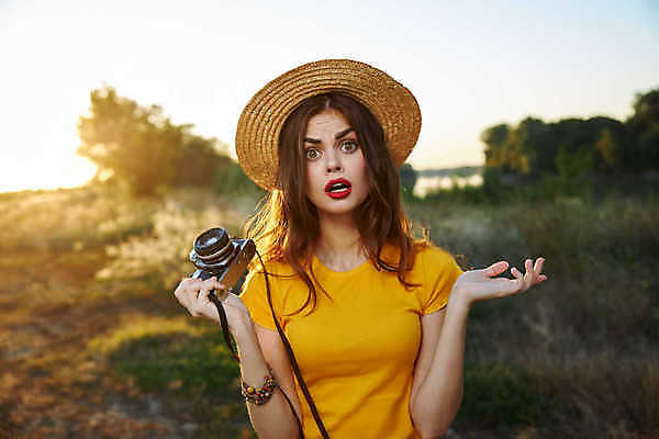 포토 JPG 해외이미지 주간 백인 라이프스타일 응시 여자 한명 미소 들기 상반신 성인 취미 야외 앞모습 카메라 사진촬영 사진사 성인여자한명만 해외포토 자연요소 서양인 1 시선 뷰포인트 모션 표정 사람 생활 전자제품 촬영 작가 여자한명만 성인여자만 파일형식 이미지허브