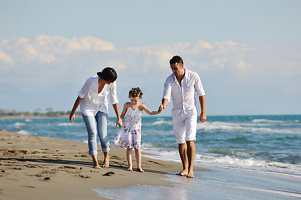 포토 JPG 해외이미지 주간 전신 백인 라이프스타일 남자 딸 행복 어린이 모래 바다 여행 가족 하늘 엄마 휴가 함께함 사랑 성인 해변 야외 앞모습 세명 손잡기 기쁨 아빠 해외포토 자연요소 서양인 감정 뷰포인트 컨셉 관계 모션 사람 생활 파일형식 이미지허브