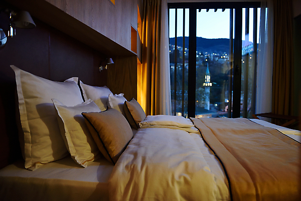 포토 JPG 해외이미지 침구 호텔 휴식 조명 실내 사람없음 건물 빛 인테리어 침대 커튼 저녁 객실 창밖 해외포토 건축물 디자인 가구 컨셉 창문 숙소 내부 야간 파일형식 이미지허브