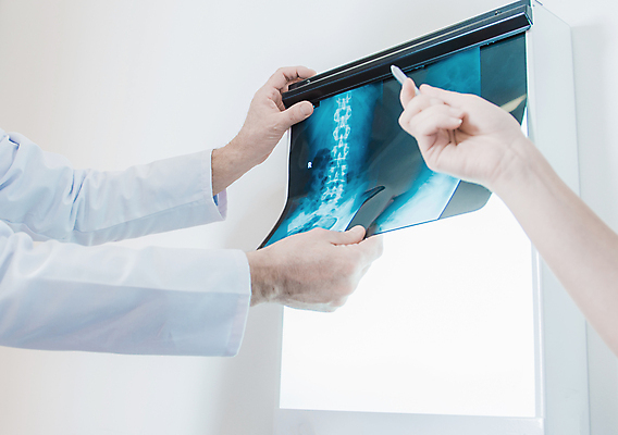 포토 JPG 해외이미지 손 의학 엑스레이 실내 병원 들기 신체부위 잡기 보여주기 해외포토 모션 사람 내부 파일형식 이미지허브