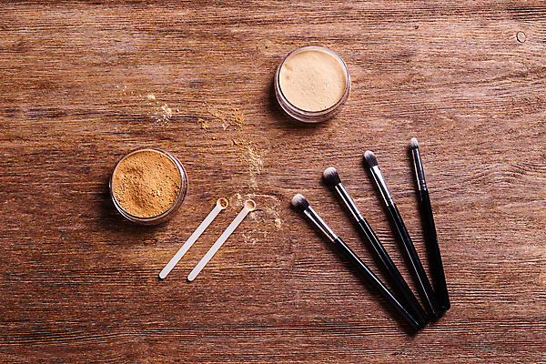 포토 JPG 해외이미지 백그라운드 사람없음 뷰티 숟가락 화장품 화려 가루 메이크업브러쉬 나무배경 해외포토 컨셉 수저 붓 파일형식 이미지허브