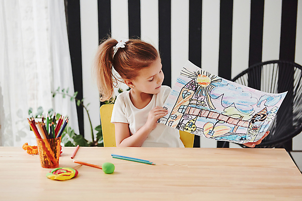 포토 JPG 해외이미지 응시 여자 행복 종이 어린이 의자 탁자 색연필 미술 한명 들기 앉기 상반신 앞모습 잡기 만족 그림 보여주기 소녀한명만 해외포토 1 시선 감정 뷰포인트 가구 모션 문화예술 학용품 사람 여자한명만 소녀만 파일형식 이미지허브