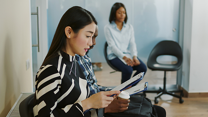 포토 JPG 해외이미지 여자 남자 의자 들기 앉기 상반신 성인 옆모습 세명 읽기 면접 문서 서류판 성인만 해외포토 뷰포인트 가구 비즈니스 모션 사람 사무용품 파일형식 이미지허브