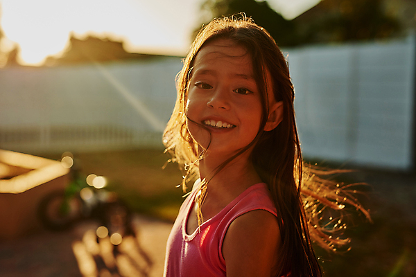 포토 JPG 해외이미지 주간 서양인 여자 어린이 한명 상반신 야외 옆모습 햇빛 소녀한명만 해외포토 자연요소 외국인 1 뷰포인트 사람 태양 여자한명만 소녀만 파일형식 이미지허브
