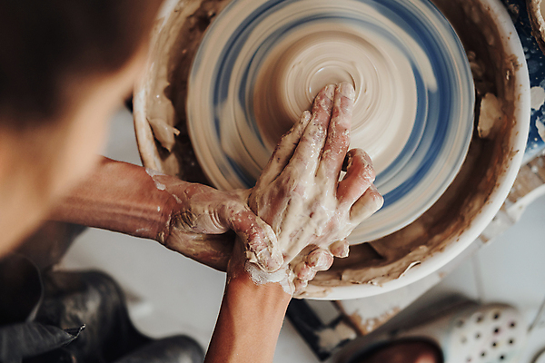 포토 JPG 해외이미지 손 실내 미술 취미 신체부위 도자기 작업실 도자기공예 점토 수공예 도예가 도자기물레 해외포토 직업 문화예술 사람 내부 공예 물레 파일형식 이미지허브