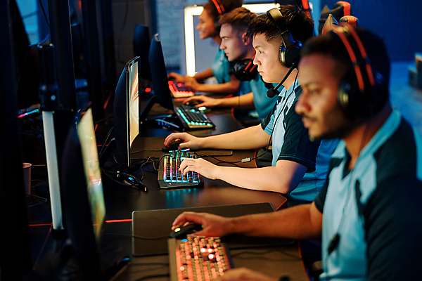 포토 JPG 해외이미지 여자 남자 여러명 상반신 성인 취미 옆모습 모니터 헤드셋 경쟁 게임 키보드 마우스 사이버 게이머 성인만 해외포토 뷰포인트 음향기기 다수 컨셉 놀이 사람 컴퓨터 컴퓨터용품 헤드폰 파일형식 이미지허브