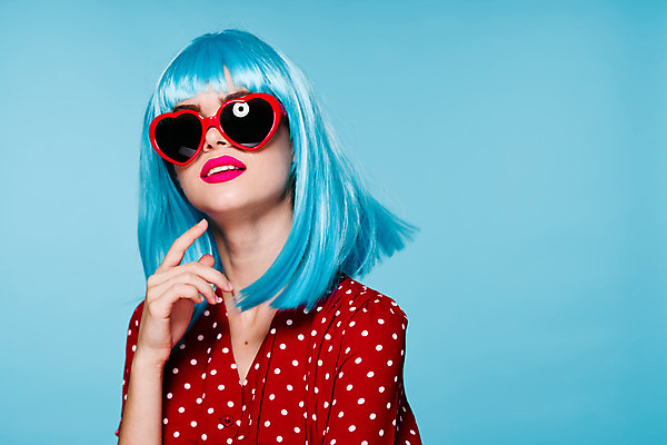 포토 JPG 해외이미지 여자 하늘색 한명 상반신 성인 앞모습 선글라스 가발 성인여자한명만 힙스터 해외포토 1 패션 안경 뷰포인트 사람 파란색 여자한명만 성인여자만 파일형식 이미지허브