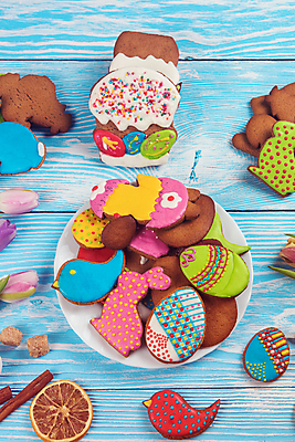 포토 JPG 해외이미지 접시 꽃 병아리 사람없음 장식 화려 부활절계란 파란배경 건과일 새모양 시나몬 토끼모양 진저쿠키 스프링클 나무배경 해외포토 모양 식물 식기 백그라운드 컨셉 과일 조류 부활절 건조 파란색 쿠키 계란 파일형식 이미지허브