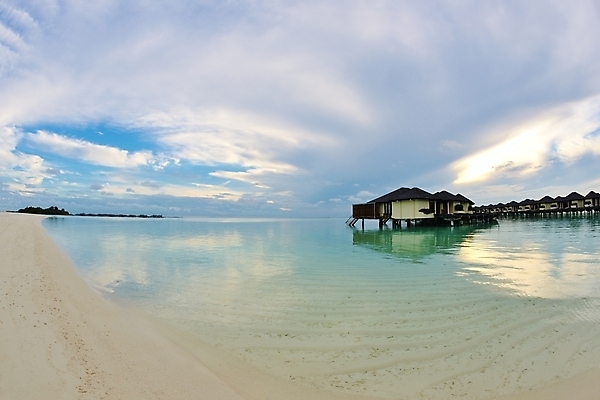 포토 JPG 해외이미지 주간 구름 하늘 해변 사람없음 야외 여름 여름풍경 휴양지 수상가옥 해외포토 자연요소 계절 바다 주택 풍경 장소 파일형식 여름_계절 이미지허브