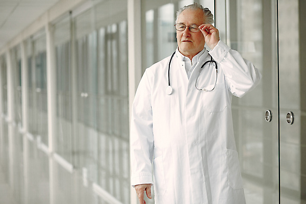 포토 JPG 해외이미지 백인 직업 1 손 남자 안경 얼굴 백그라운드 컨셉 유니폼 청진기 노동자 실내 건강 병원 실험 한명 서기 사람 성인 내부 사무실 약 회색 의사 흰색 자신감 실험실 닫기 외과 세대 내추럴 고립 옛날 해외포토 서양인 잡화 옷 감정 컬러 비즈니스 의학 의료기기 모션 신체부위 의료진 파일형식 이미지허브