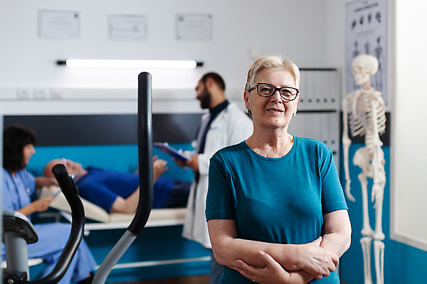 포토 JPG 해외이미지 백인 응시 여자 노년 남자 건강 병원 여러명 성인 앞모습 옆모습 아웃포커스 치료 운동 팔짱 스트레칭 환자 간호사 의사 도움 돌봄 물리치료 물리치료사 해외포토 서양인 시선 뷰포인트 다수 컨셉 의학 모션 촬영기법 사람 의료진 치료사 파일형식 이미지허브